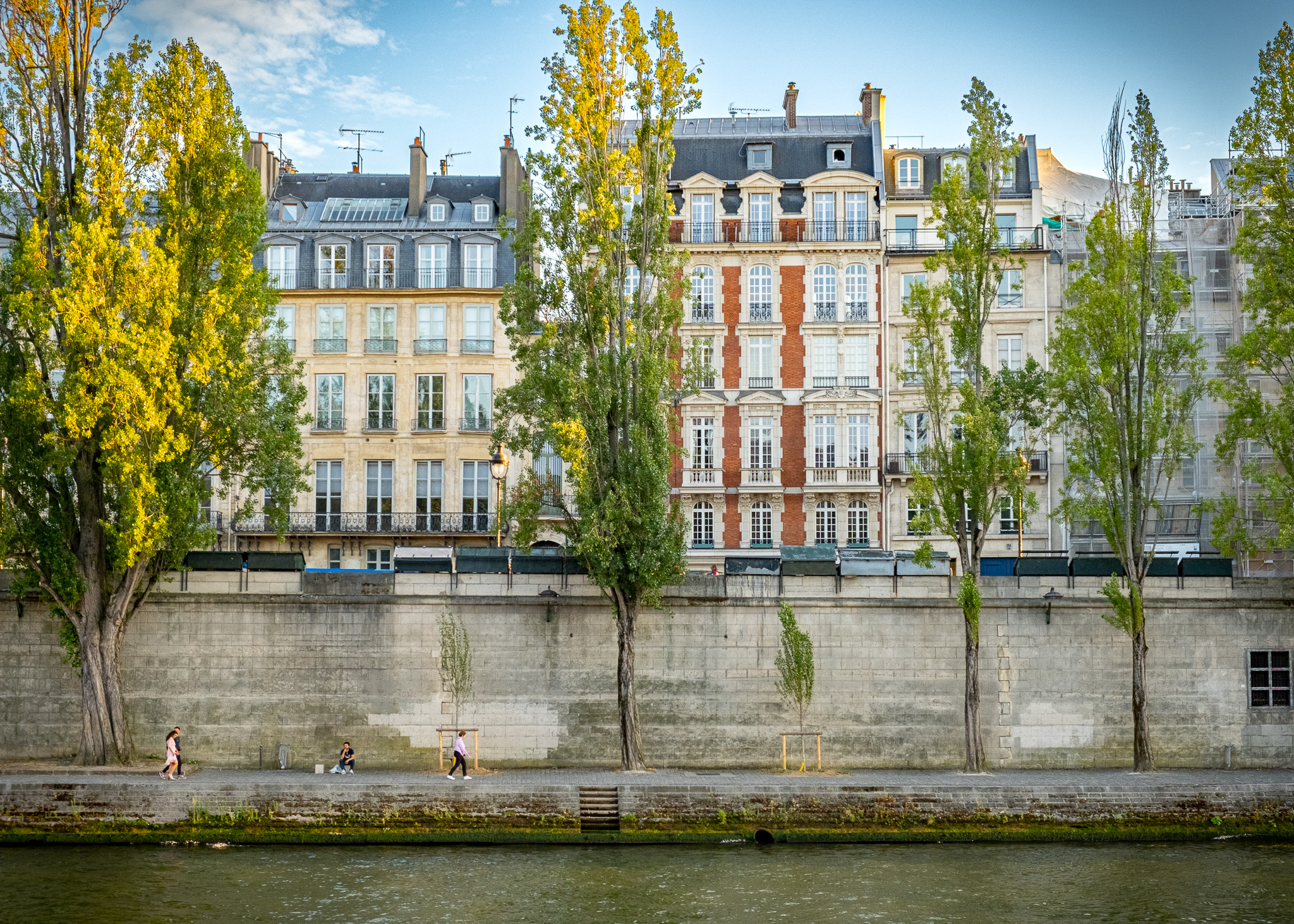 picture of river Seine with houses on the other side 